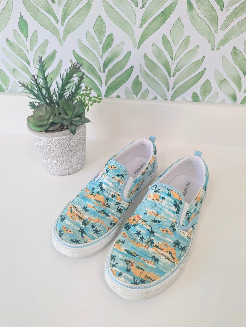 Old Navy tropical slip-on sneakers Bright blue beach print Palm trees, islands 6